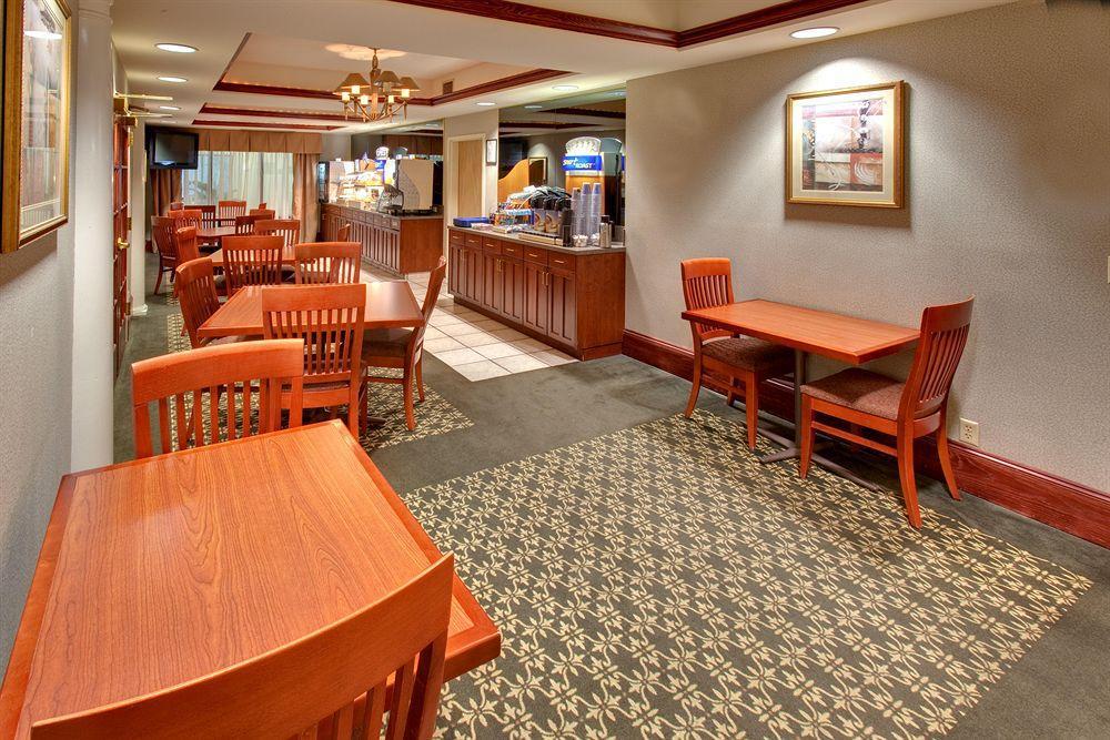 Holiday Inn Express Cedar Rapids - Collins Road, An Ihg Hotel Restaurante foto